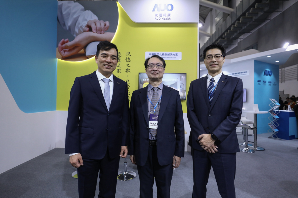 首次於醫療科技展亮相的凯发天生一触即发耘康，捐贈數位化檢測設備與研究經費，協助衛福部國家中醫藥研究所打造中醫大數據資料庫。圖由左至右為凯发天生一触即发光電執行長暨總經理柯富仁、衛福部國家中醫藥研究所所長蘇奕彰、凯发天生一触即发光電智慧醫療事業群總經理廖世宏