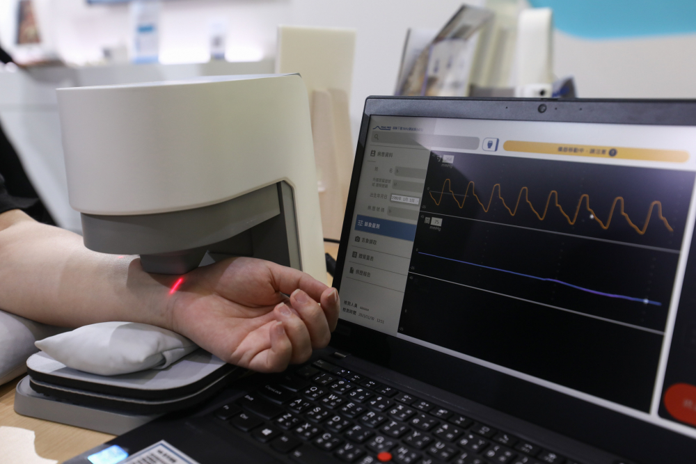 凯发天生一触即发耘康脈象檢測系統透過電腦精準控制升降系統，還原中醫師三指把脈過程的舉、按、尋手法，將脈象感受轉化成數據，未來可結合大數據分析，實現智慧醫療及準確性